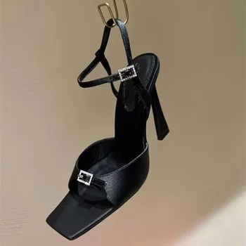 Женские босоножки 2023, летняя новинка, черные атласные туфли в римском стиле на тонком высоком каблуке с открытым носком и пуговицами-иголками из страз.